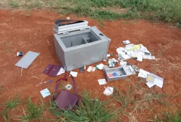 Cofre arrombado com documentos e cheques é encontrado em terreno baldio em Lucas do Rio Verde