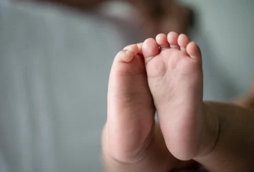 Bebê de 2 meses chega morto à UPA com sinais de agressão e pais são detidos em MT
