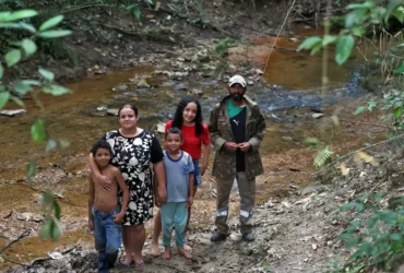 Quilombola enfrenta rotina de crianças que caminham no escuro para estudar em Goiás