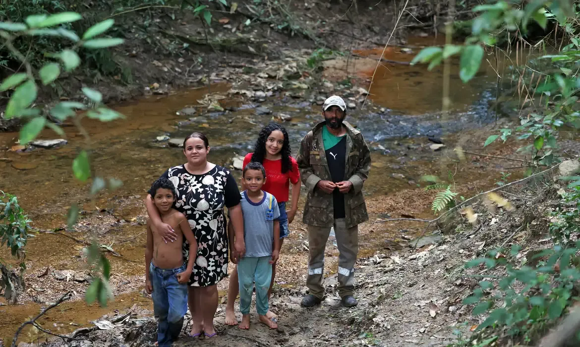 Quilombola enfrenta rotina de crianças que caminham no escuro para estudar em Goiás