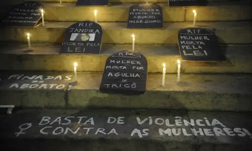 Mulheres ocupam ruas no 8 de março contra violência e escala 6x1
