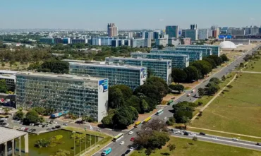 Lei reorganiza carreiras no Executivo e cria mais de 24 mil cargos