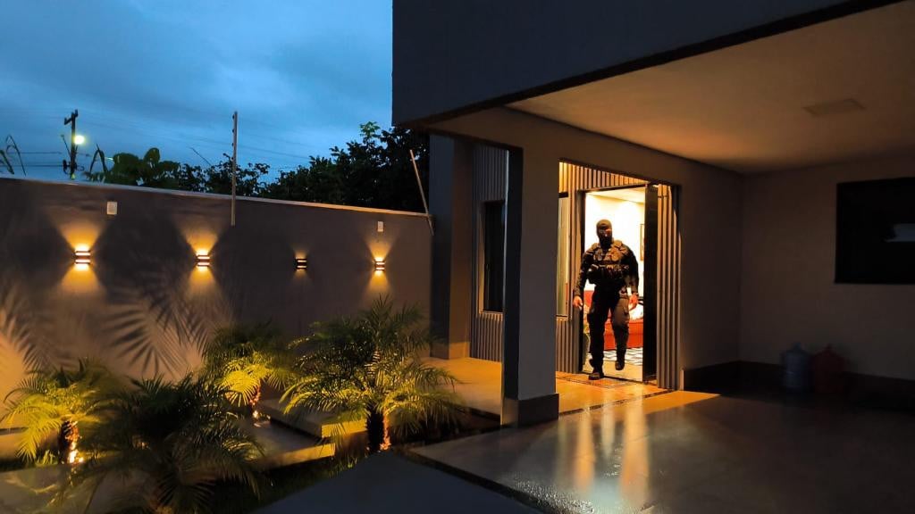 Doze são presos por lavar de dinheiro para líderes de facção em Mato Grosso