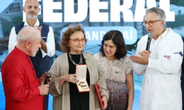 Dalcolmo recebe medalha Oswaldo Cruz em reconhecimento à atuação na pandemia