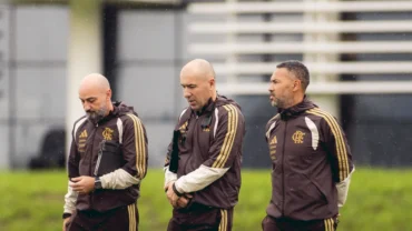 Leonardo Jardim e sua comissão técnica no Ninho do Urubu