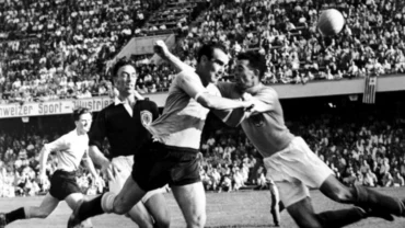 Uruguaia via X Óscar Míguez durante jogo do Uruguai na Copa do Mundo de 1954