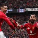 Manchester United vence Aston Villa com gols de brasileiros e assume 3º lugar na Premier League