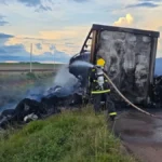 Carreta com pluma de algodão pega fogo na BR-163 e mobiliza bombeiros por mais de 3 horas