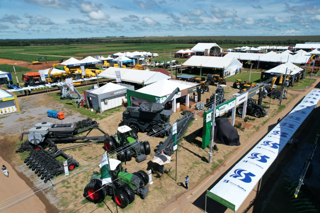 A AGROMOB, rede de concessionárias agrícolas da AUTOMOB, está participando do Show Safra em Lucas do Rio Verde (MT), representando as marcas Valtra e Fendt.
