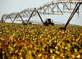 Agro deve faturar R$ 1,39 trilhão em 2026, com queda puxada por preços menores