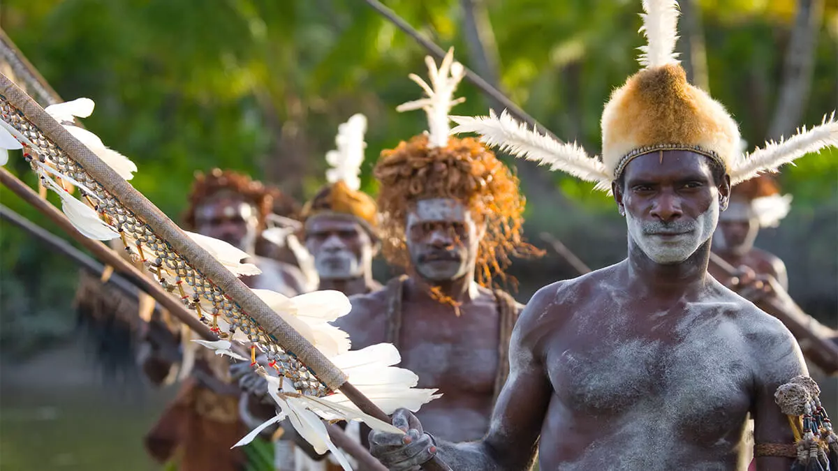 Eventos como festivais e rituais passaram a ser compartilhados globalmente, aumentando o interesse turístico e cultural.