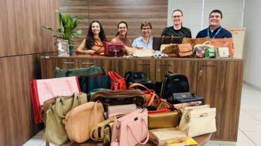 Bolsas arrecadadas em evento de empreendedorismo feminino são entregues à Secretaria de Assistência Social