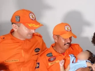 Bombeiro militar reencontra criança que salvou