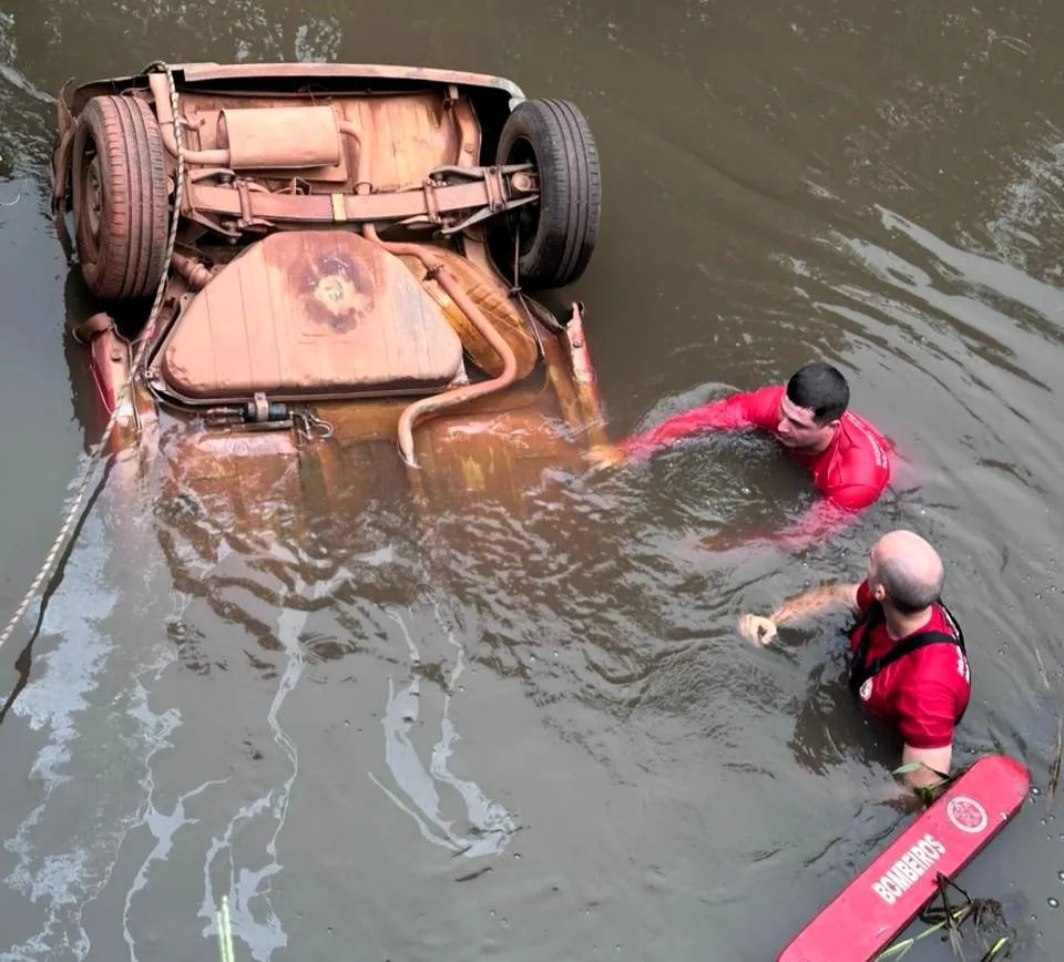 Carro submerso em rio deixa homem morto em Leverger
