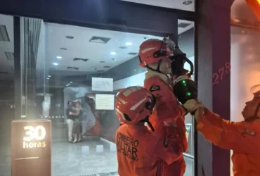 Clientes presos em agência bancária são resgatados