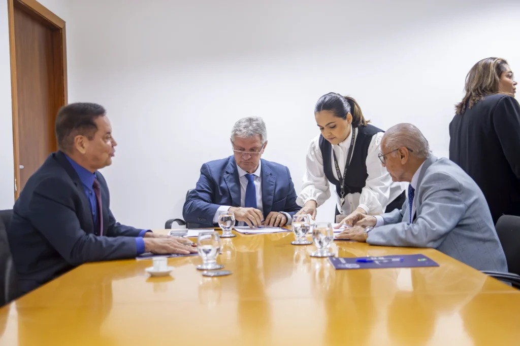 CCJR analisa nove projetos em reunião extraordinária