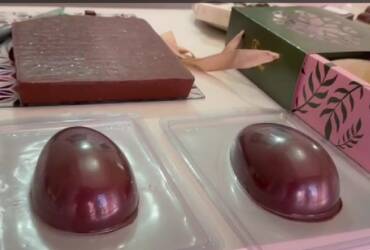 Com aumento expressivo no valor do chocolate nos últimos anos, produtores locais reduzem tamanho dos ovos e buscam alternativas para manter as vendas acessíveis na Páscoa