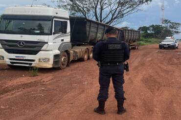 Foto da PM de caminhão roubado