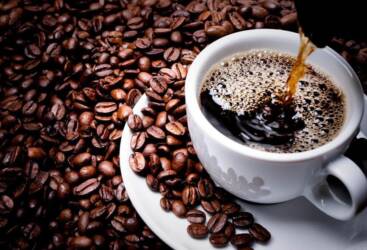 Conflito no Oriente Médio e dólar em alta voltam a impulsionar preços do café em março