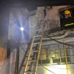 Corpo de Bombeiros combate incêndio em veículos e edifício comercial em Cuiabá