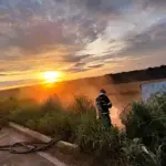 Caminhão pega fogo após sair da pista na BR-070 em Campo Verde