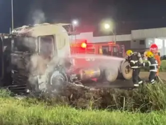 Incêndio em carreta mobiliza bombeiros na BR-163