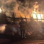 Incêndio em carreta mobiliza bombeiros na BR-070