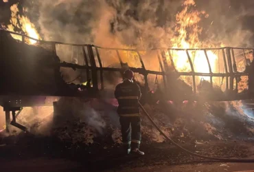 Incêndio em carreta mobiliza bombeiros na BR-070