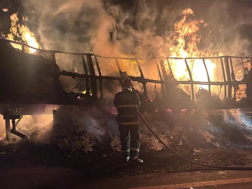 Incêndio em carreta mobiliza bombeiros na BR-070