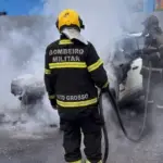 Incêndio em carro mobiliza bombeiros em Cuiabá