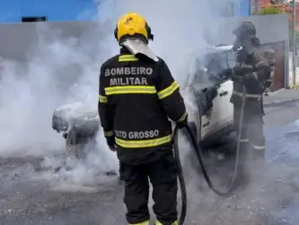 Incêndio em carro mobiliza bombeiros em Cuiabá