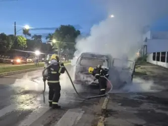 Incêndio em kombi mobiliza bombeiros em Sinop
