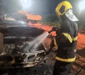 Incêndio em veículo em Cáceres mobiliza bombeiros