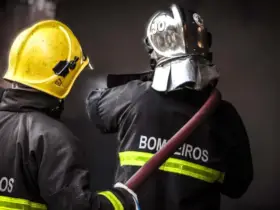 Foto de bombeiros combatendo incêndio