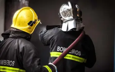 Foto de bombeiros combatendo incêndio