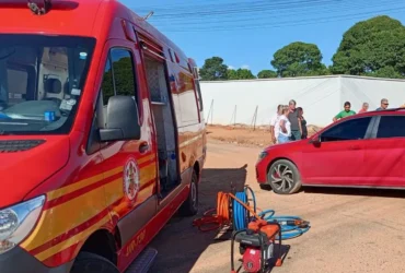 Acidente de trânsito deixa vítima presa em moto em GO