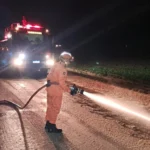 Carreta tombada espalha soja na MT-244 em Campo Verde