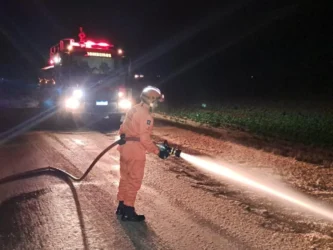 Carreta tombada espalha soja na MT-244 em Campo Verde