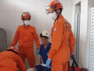 Adolescente é socorrido após queda em escola em Comodoro