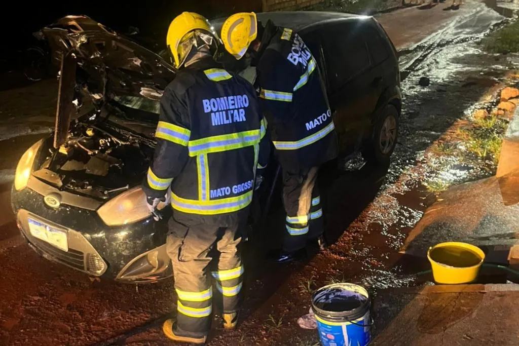 Bombeiros controlam incêndio em veículo em Confresa