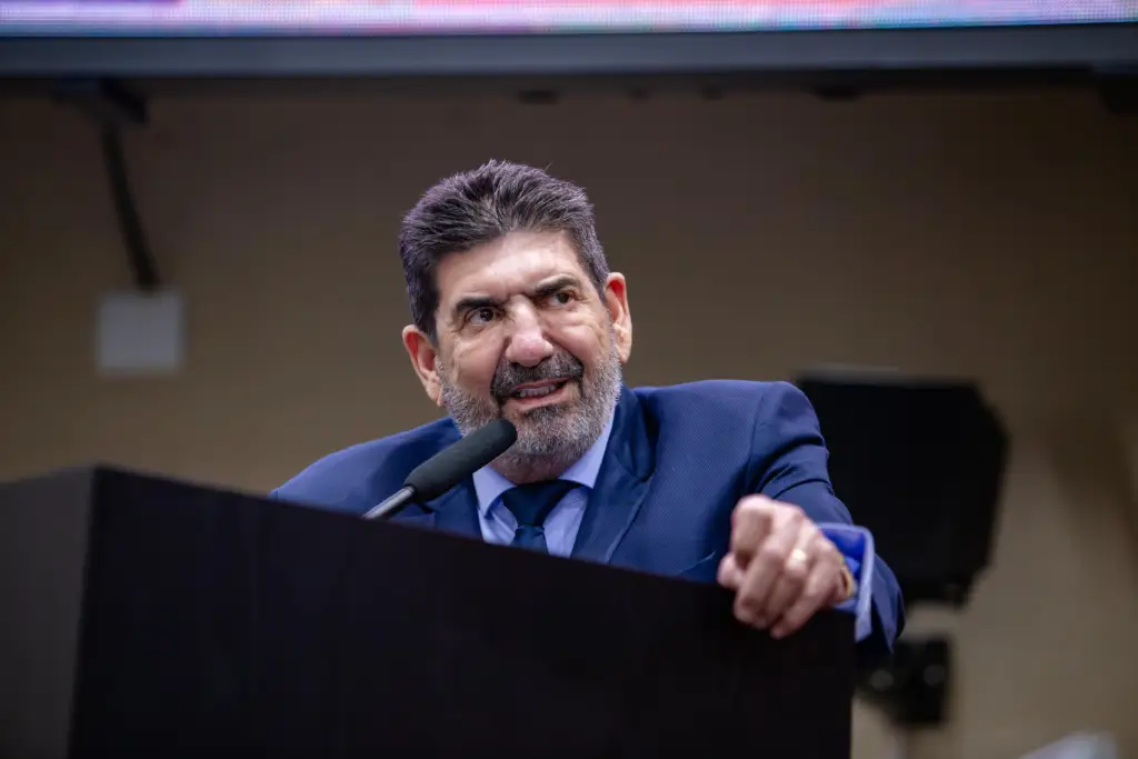 Deputado Dr. João em reunião com técnicos da Secretaria de Estado de Saúde e lideranças de Nova Mutum para discutir a clínica de hemodiálise.