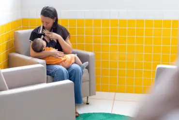 Em Cuiabá, mães são incentivadas a amamentar filhos nas creches e centros educacionais
