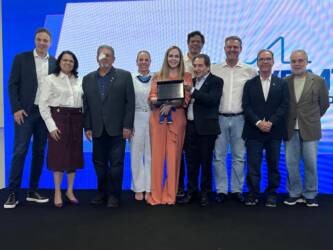 Equipe do Desenvolve MT recebendo prêmio - Crédito: Livia Rabani