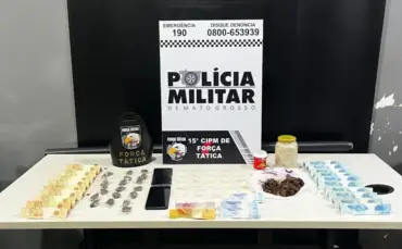 Foto de drogas e itens apreendidos com traficantes pela polícia militar de Várzea Grande