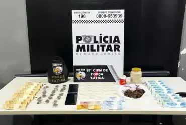 Foto de drogas e itens apreendidos com traficantes pela polícia militar de Várzea Grande