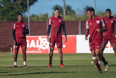 CRB x Vitória ao vivo: onde assistir, escalações e tudo sobre o duelo do Nordestão 2026. Imagem: Francisco Cedrim/CRB