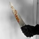 Jovem de 22 anos é presa após esfaquear idosa no pescoço em General Carneiro