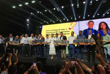 Mato Grosso entrega 300 ônibus escolares a municípios