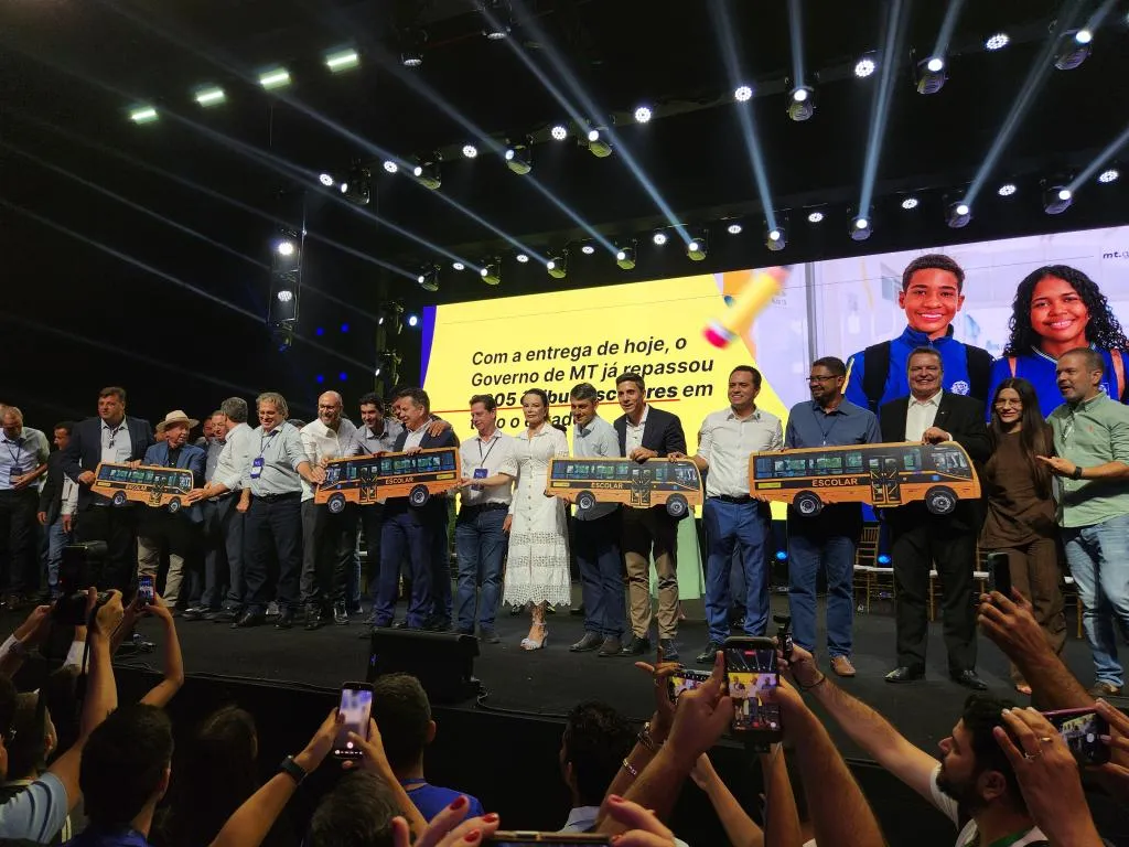 Mato Grosso entrega 300 ônibus escolares a municípios