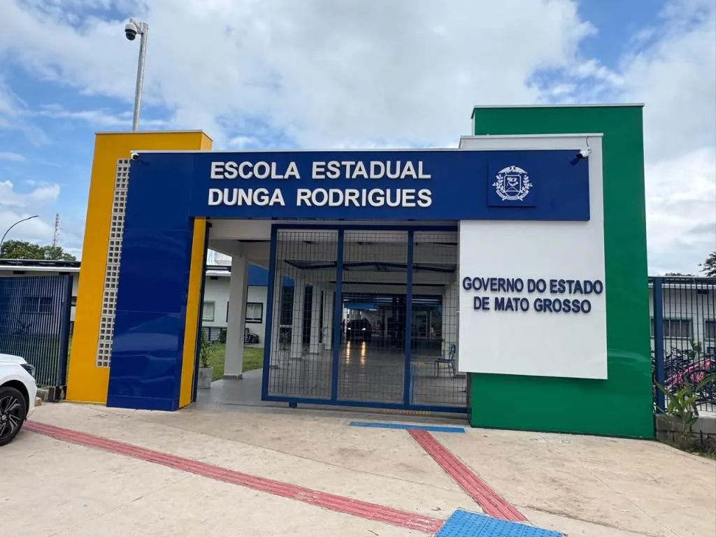 Governo de MT entrega escolas reformadas e nova unidade